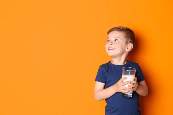 Lindo Niño Pequeño Con Vaso Leche Fondo Color — Foto de Stock