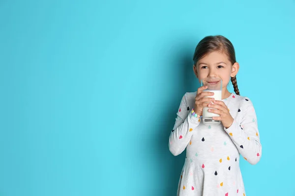 かわいい色の背景上のミルクを飲む女の子 — ストック写真
