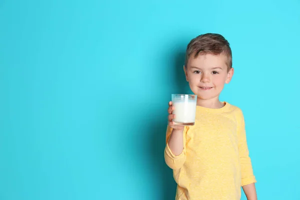 Lindo Niño Pequeño Con Vaso Leche Fondo Color — Foto de Stock