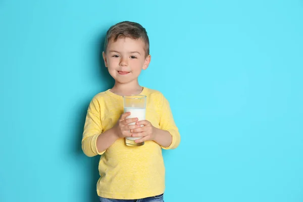 Söt Liten Pojke Med Glas Mjölk Färgbakgrund — Stockfoto