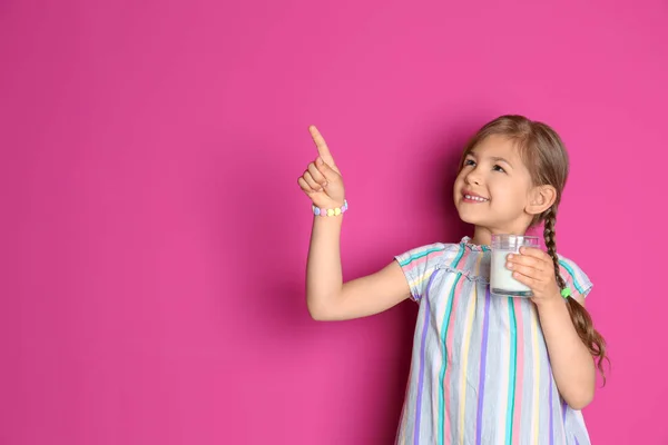 Милая Маленькая Девочка Стаканом Молока Цветном Фоне — стоковое фото