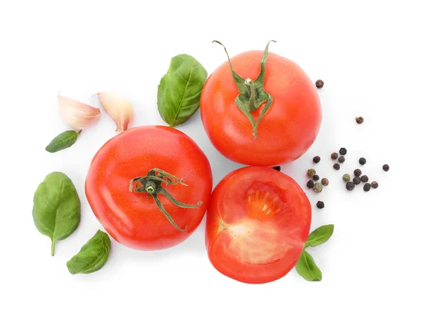 Tomates Rouges Mûres Ail Basilic Sur Fond Blanc Vue Dessus — Photo