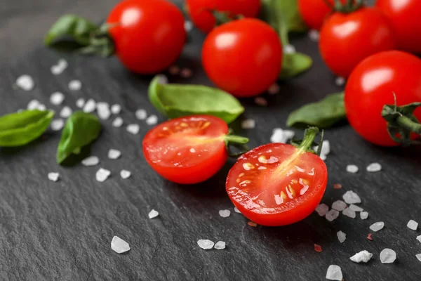 Olgun kırmızı domates ve fesleğen kayrak plaka, portre