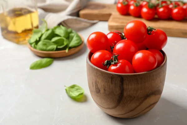 Tigela Com Tomates Vermelhos Maduros Manjericão Mesa — Fotografia de Stock