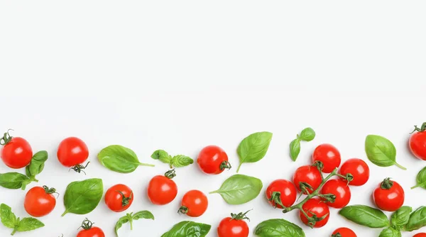 Composición Plana Con Tomates Albahaca Sobre Fondo Claro — Foto de Stock