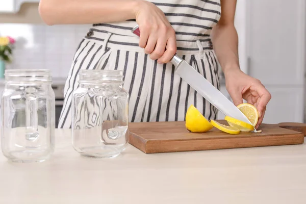 Mujer Joven Preparando Limonada Mesa Primer Plano Bebida Natural Desintoxicación — Foto de Stock