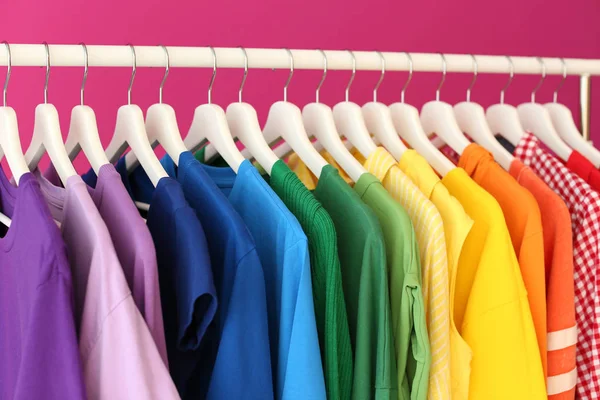 Стойка Радужной Одеждой Цветном Фоне — стоковое фото