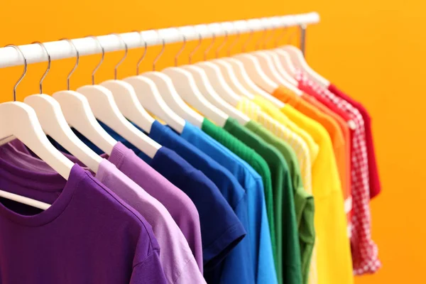 Scaffale Con Vestiti Arcobaleno Sfondo Colore — Foto Stock