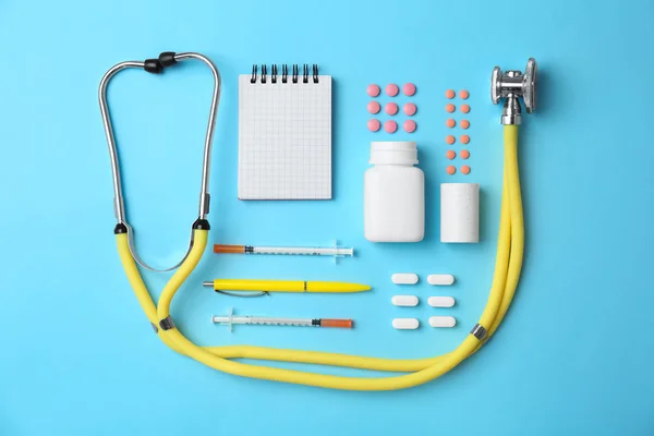 医療機器と色の背景上の丸薬フラット レイアウト構成 — ストック写真