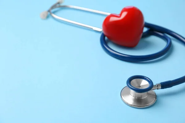 听诊器和心脏模型的颜色背景 医疗设备 — 图库照片