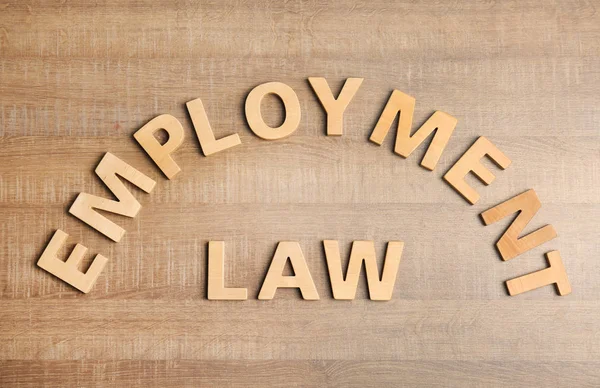 フラットの言葉で組成雇用法の置く木製の背景 — ストック写真