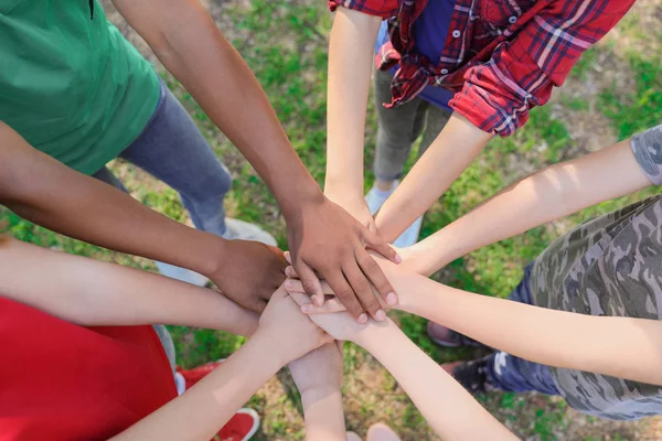 Grupo Crianças Unindo Mãos Livre Campo Férias — Fotografia de Stock