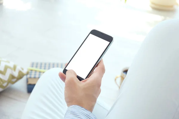 Jovem Segurando Celular Com Tela Branco Mão Dentro Casa — Fotografia de Stock