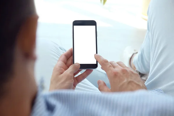 Jovem Segurando Celular Com Tela Branco Mão Dentro Casa — Fotografia de Stock