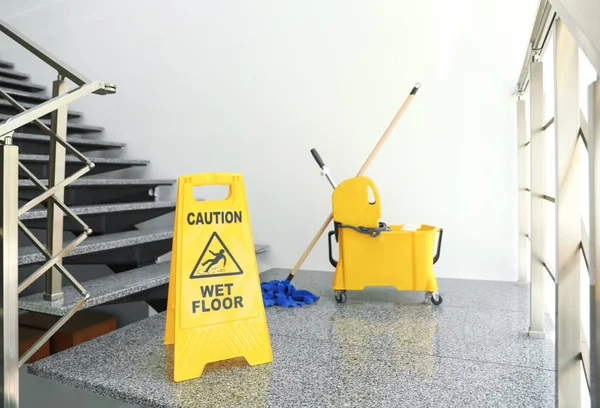 Tanda Keamanan Dengan Frase Caution Wet Floor Dan Ember Pel — Stok Foto