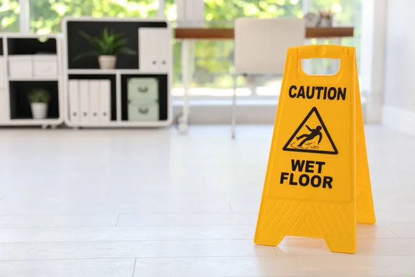 Sinal Segurança Com Frase Caution Wet Floor Dentro Casa — Fotografia de Stock