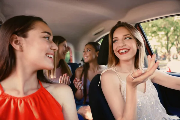 Ευτυχισμένος Όμορφες Νεαρές Γυναίκες Μαζί Στο Αυτοκίνητο — Φωτογραφία Αρχείου
