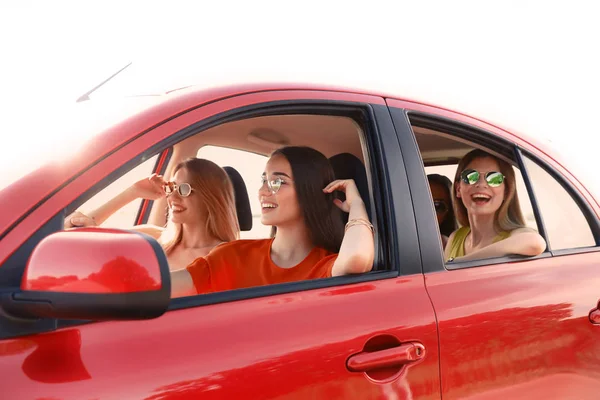 Glücklich Schöne Junge Frauen Zusammen Auto — Stockfoto