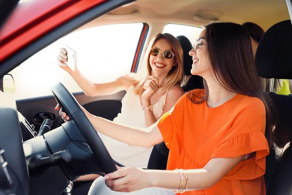 Feliz Bela Jovem Mulheres Tomando Selfie Carro — Fotografia de Stock