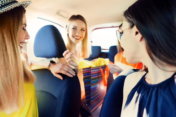 Felice Belle Giovani Donne Dopo Shopping Insieme Auto — Foto Stock