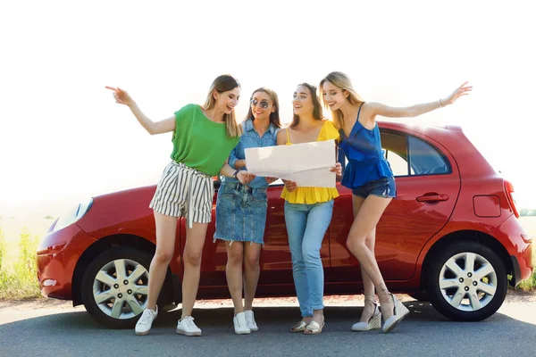 Щасливі Красиві Молоді Жінки Картою Стоїть Біля Автомобіля Сільській Місцевості — стокове фото