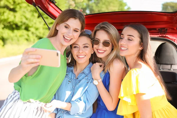 Feliz Hermosa Joven Mujeres Tomando Selfie Cerca Coche —  Fotos de Stock