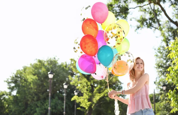 Jeune Femme Avec Des Ballons Colorés Extérieur Jour Ensoleillé — Photo