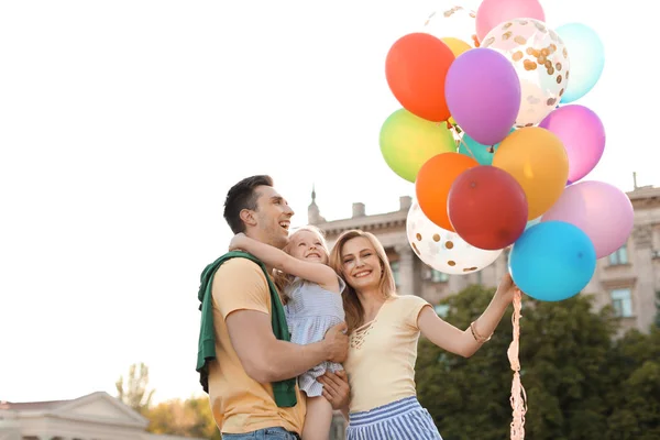 Gelukkige Familie Met Kleurrijke Ballonnen Buitenshuis Een Zonnige Dag — Stockfoto