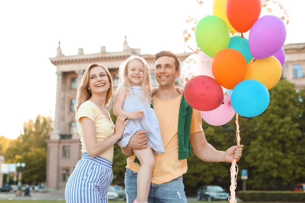 Gelukkige Familie Met Kleurrijke Ballonnen Buitenshuis Een Zonnige Dag — Stockfoto