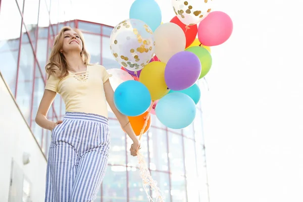 Ung Kvinna Med Färgglada Ballonger Utomhus Solig Dag — Stockfoto