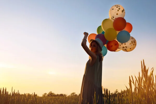 Молодая Женщина Красочными Воздушными Шарами Открытом Воздухе Вечернее Время — стоковое фото