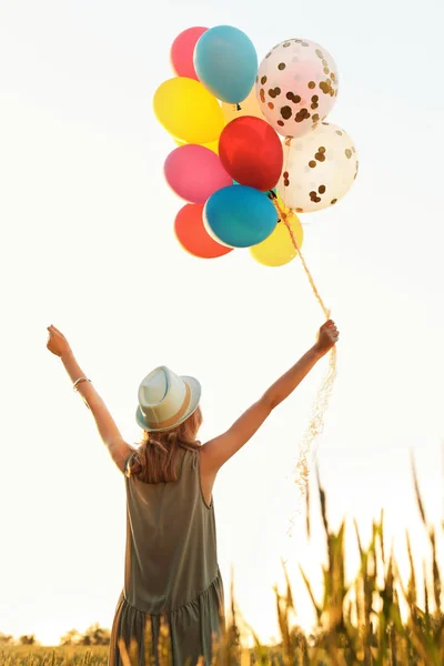 Jeune Femme Avec Des Ballons Colorés Extérieur Jour Ensoleillé — Photo