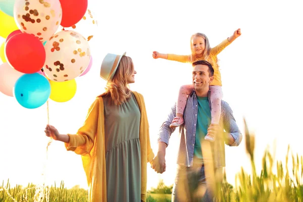 Gelukkige Familie Met Kleurrijke Ballonnen Buitenshuis Een Zonnige Dag — Stockfoto