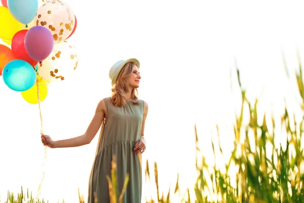 Молодая Женщина Красочными Воздушными Шарами Открытом Воздухе Солнечный День — стоковое фото