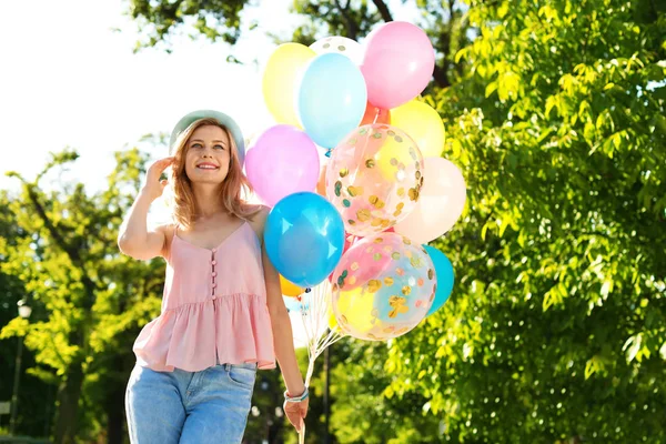 Jonge Vrouw Met Kleurrijke Ballonnen Buitenshuis Een Zonnige Dag — Stockfoto