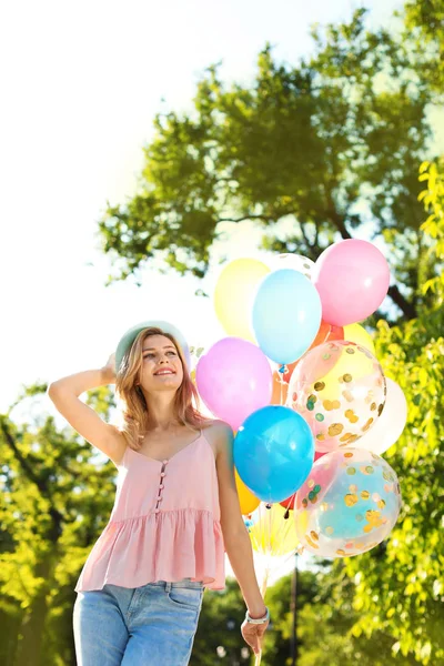 Junge Frau Mit Bunten Luftballons Sonnigem Tag Freien — Stockfoto