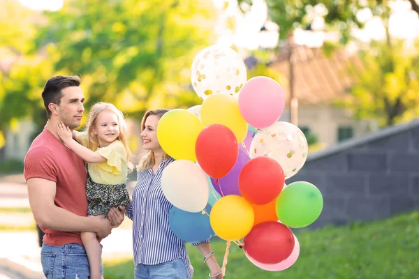 Gelukkige Familie Met Kleurrijke Ballonnen Park Zonnige Dag — Stockfoto