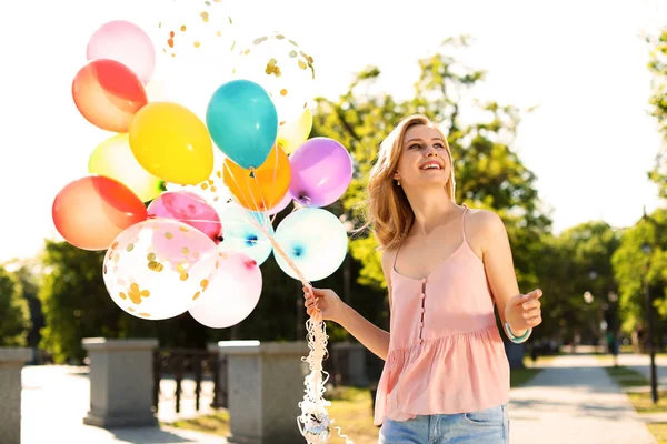 Mujer Joven Con Globos Colores Aire Libre Día Soleado — Foto de Stock
