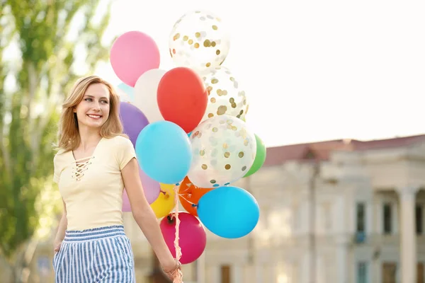 Młoda Kobieta Kolorowych Balonów Zewnątrz Słoneczny Dzień — Zdjęcie stockowe