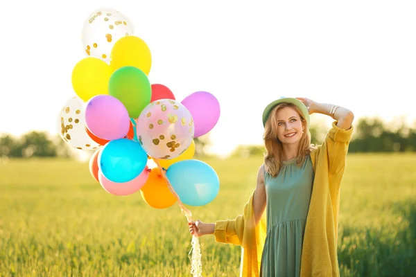 Молода Жінка Різнокольоровими Кульками Полі Сонячний День — стокове фото
