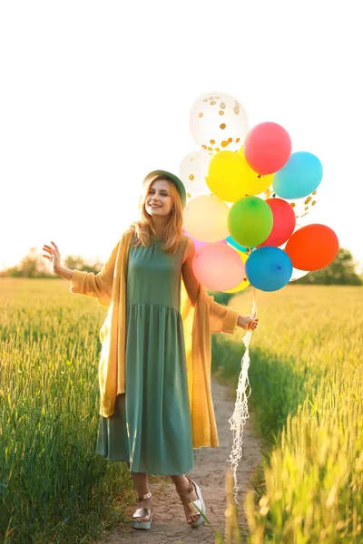 Młoda Kobieta Kolorowych Balonów Pole Słoneczny Dzień — Zdjęcie stockowe