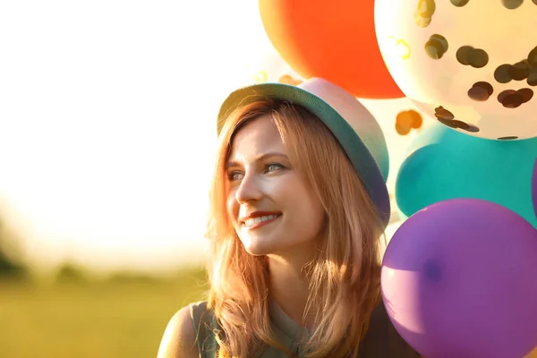 Jeune Femme Avec Des Ballons Colorés Extérieur Jour Ensoleillé — Photo