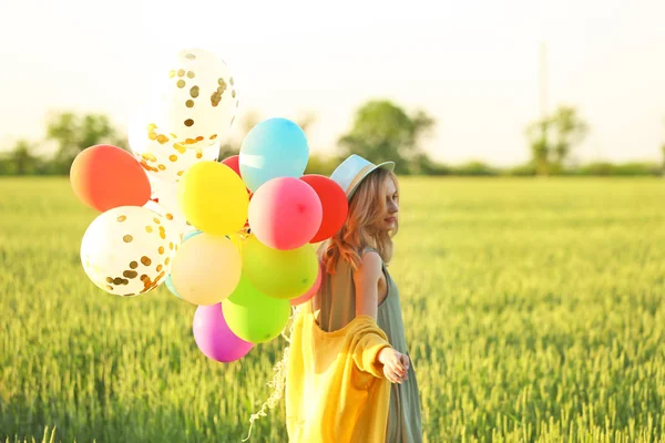 Giovane Donna Con Palloncini Colorati Campo Nella Giornata Sole — Foto Stock