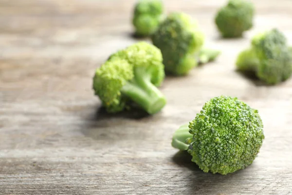 Brokoli Hijau Segar Atas Meja Kayu Closeup — Stok Foto