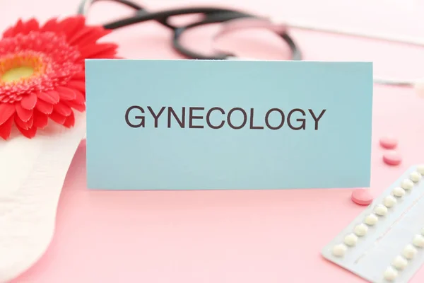 Cartão Com Palavra Gynecology Almofada Menstrual Pílulas Controle Natalidade Fundo — Fotografia de Stock