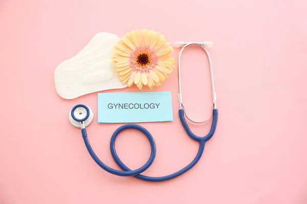 用听诊器 花和月经垫在颜色背景上平躺组成 妇科护理 — 图库照片