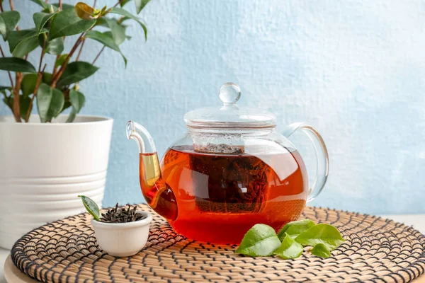 Teekanne Mit Heißem Aromatischen Tee Trockenen Und Frischen Blättern Auf — Stockfoto