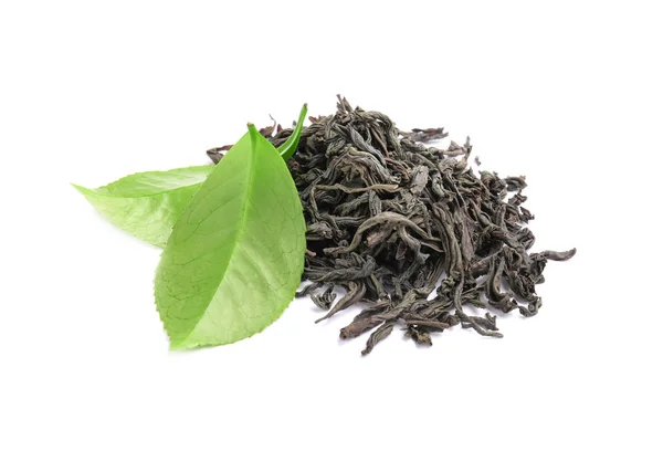 Trockene Und Frische Teeblätter Auf Weißem Hintergrund — Stockfoto