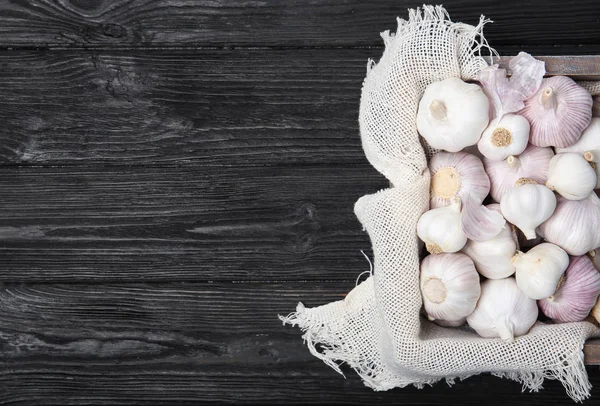 Crate Fresh Garlic Bulbs Wooden Background Top View — Stock Photo, Image