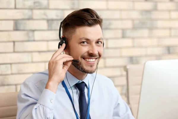 Operador Soporte Técnico Masculino Con Auriculares Lugar Trabajo —  Fotos de Stock